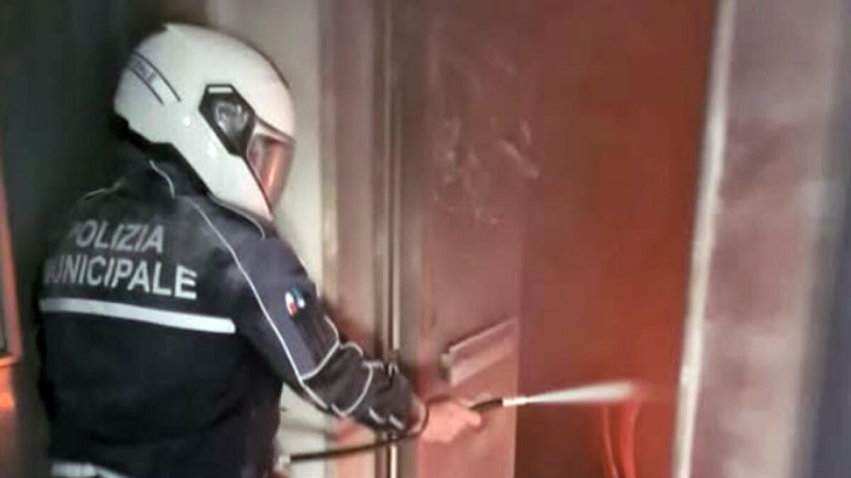 Appartamento in fiamme nei Paesi Vesuviani, vigili in azione - 