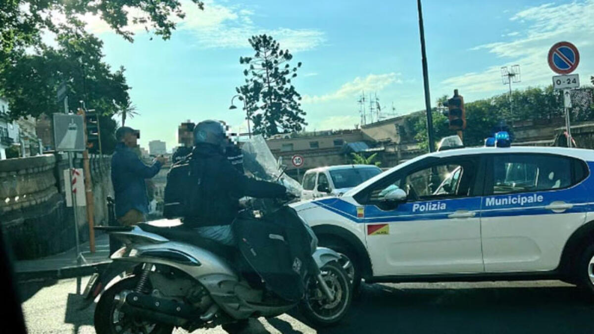 Auto finisce contro le vetture in sosta e si ribalta - 