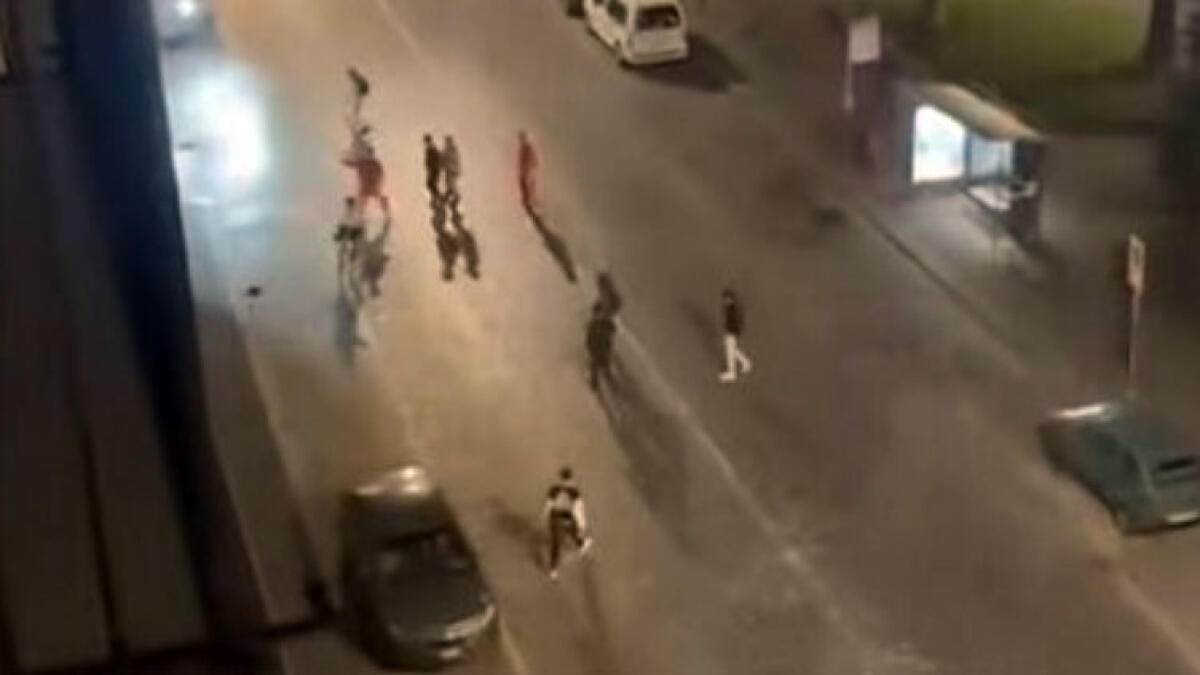 Violenza minorile, in dieci contro uno mentre la vittima cerca inutilmente riparo - IL VIDEO - 