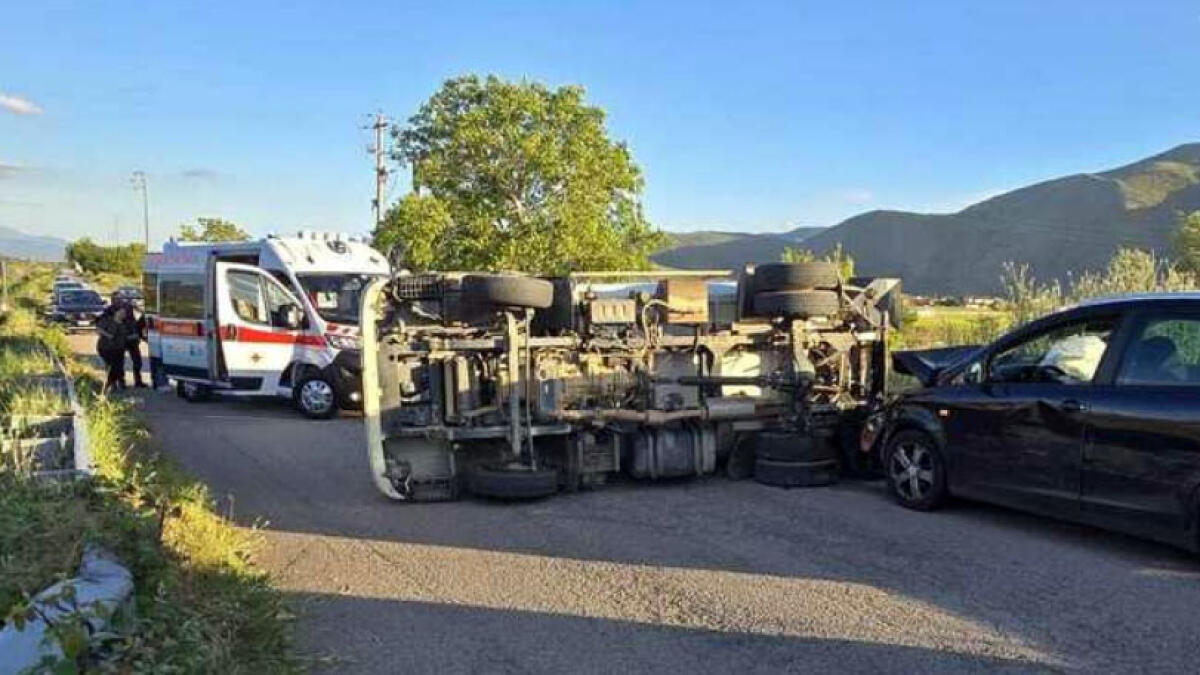 Camion dei rifiuti si ribalta in strada - 