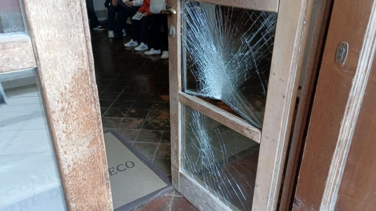 Le tolgono il figlio, lei sfascia il Comune - 