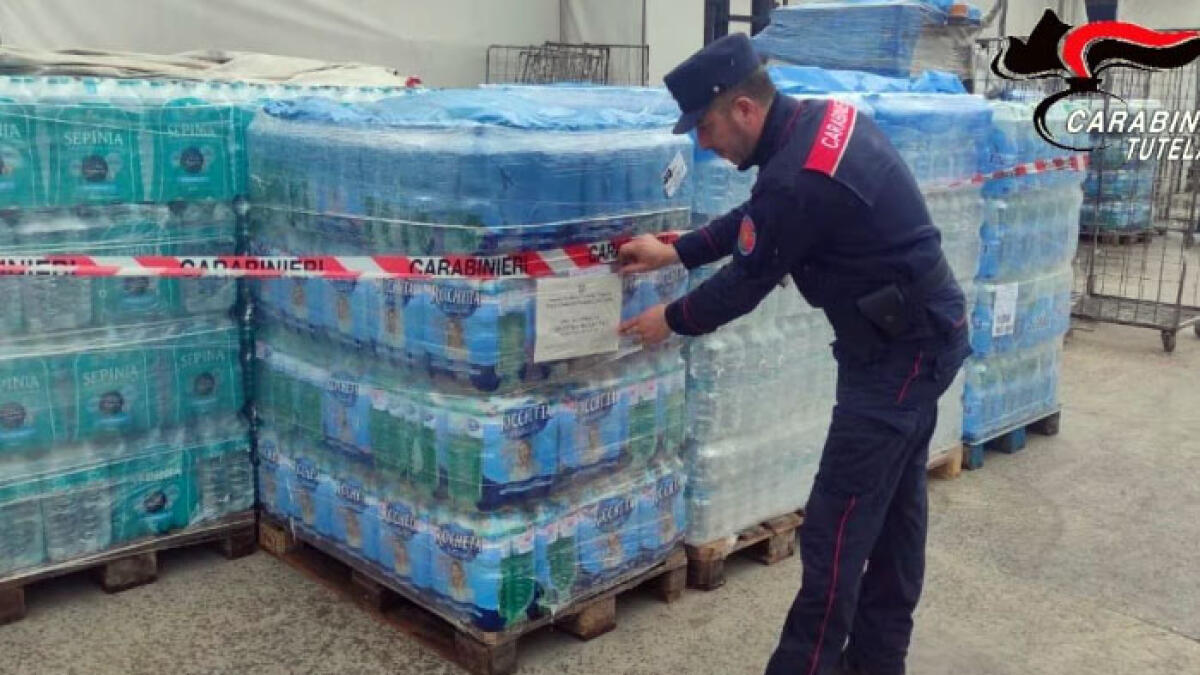 Sequestrate 4000 bottiglie d'acqua lasciate sotto al sole - 