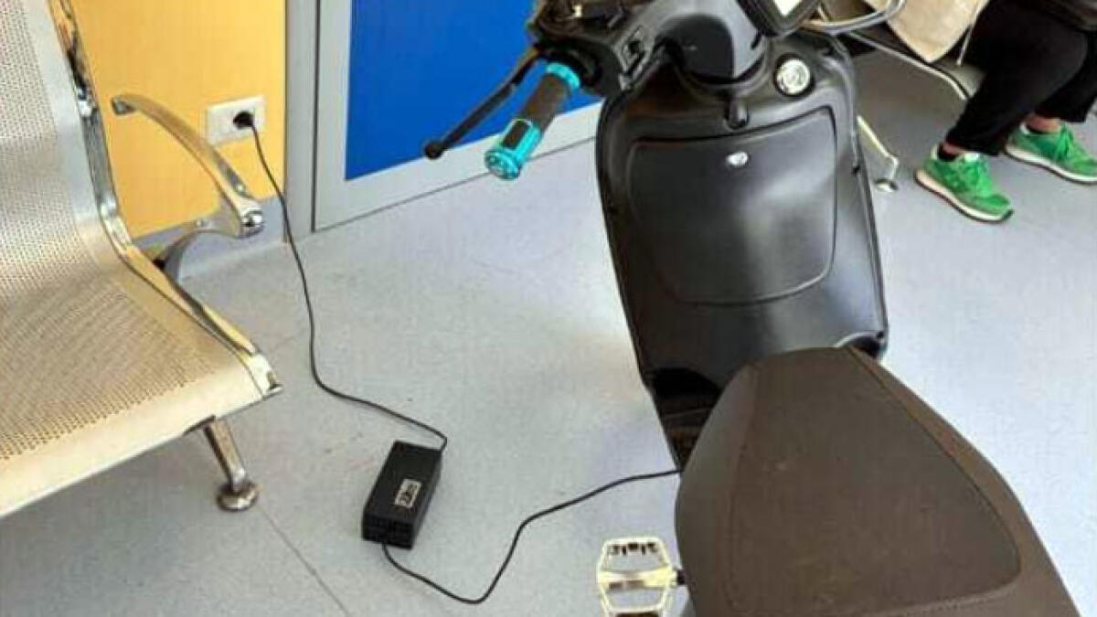 Entra in motorino al pronto soccorso e lo mette in carica - 