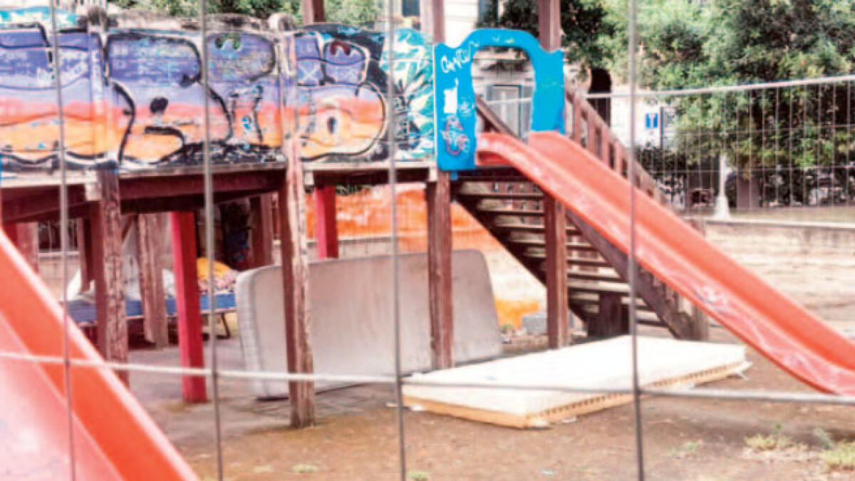 Senzatetto occupa e vive nello scivolo per bambini - 