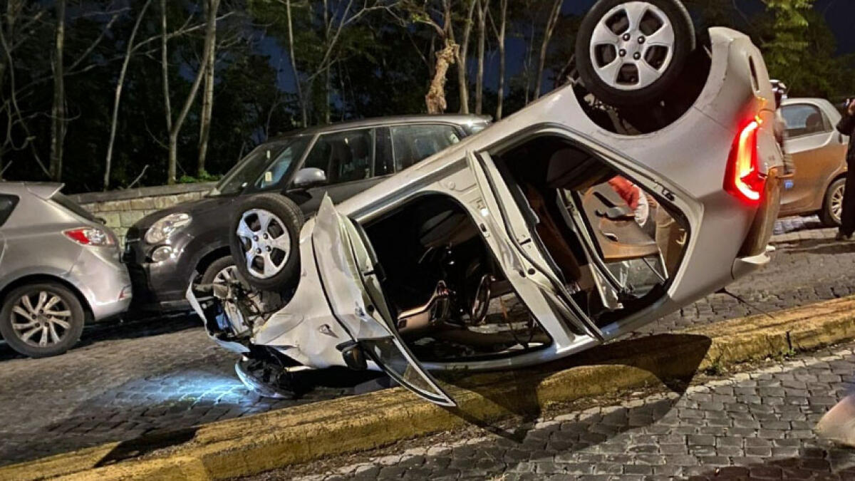 Auto si ribalta e finisce sul cordolo - 