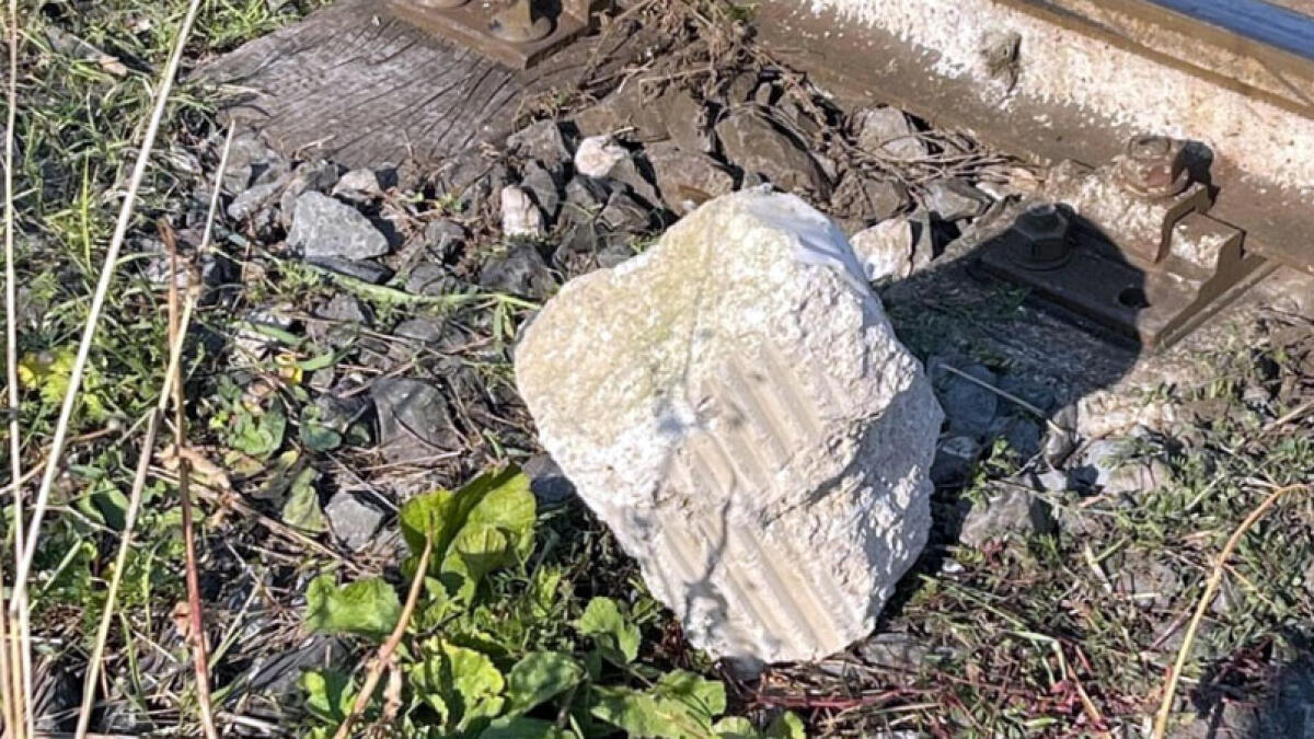 Treno Circumvesuviana quasi deragliato, trovata grossa pietra sui binari - 