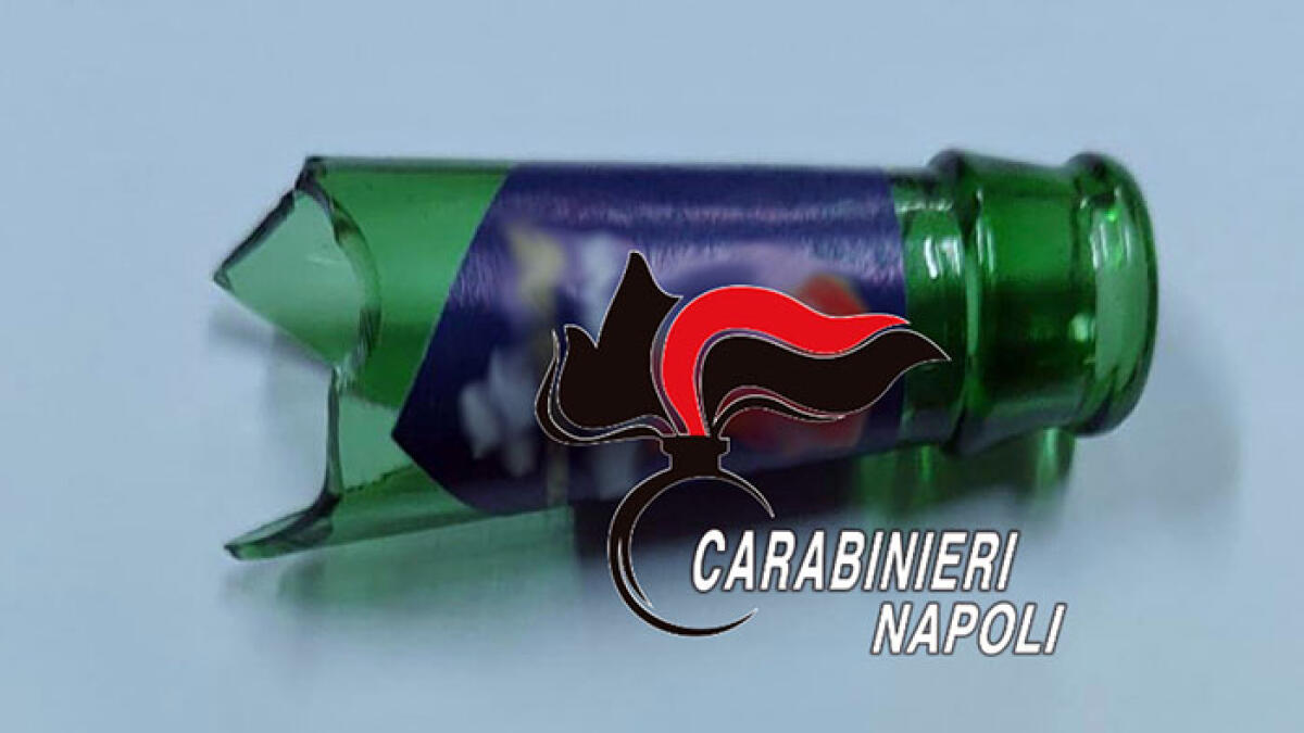 Minaccia i passanti con i cocci di bottiglia - 