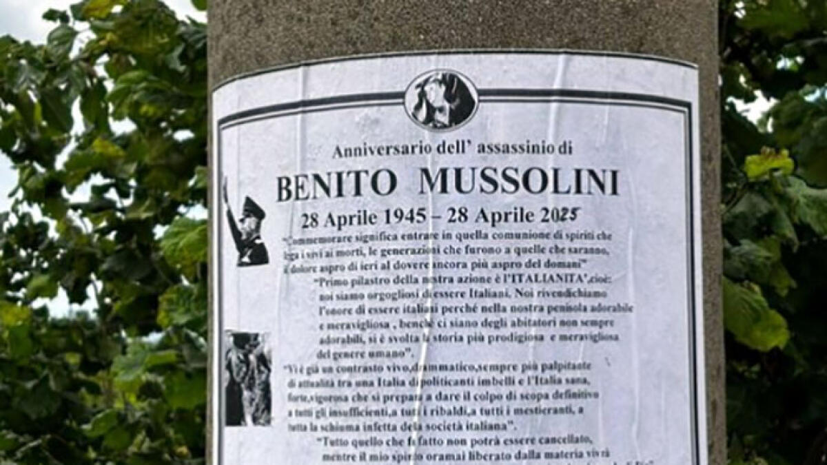 Spuntano manifesti per commemorare Mussolini - 