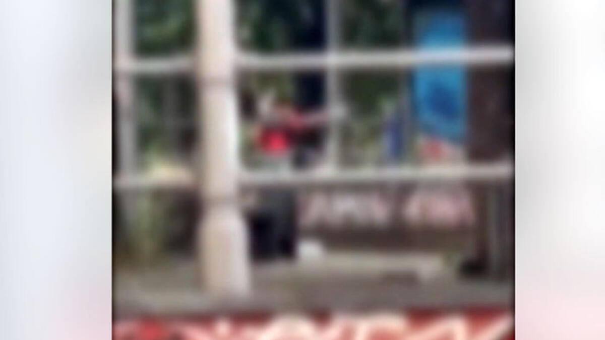 Bambino filmato a sparare ad altezza d'uomo - 