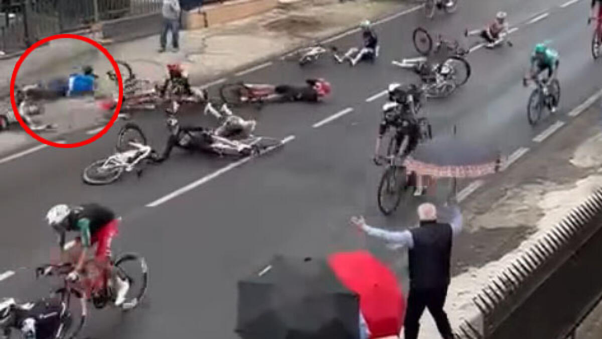 La maestra investita in pieno dal ciclista caduto al Giro d'Italia - GUARDA IL VIDEO - 