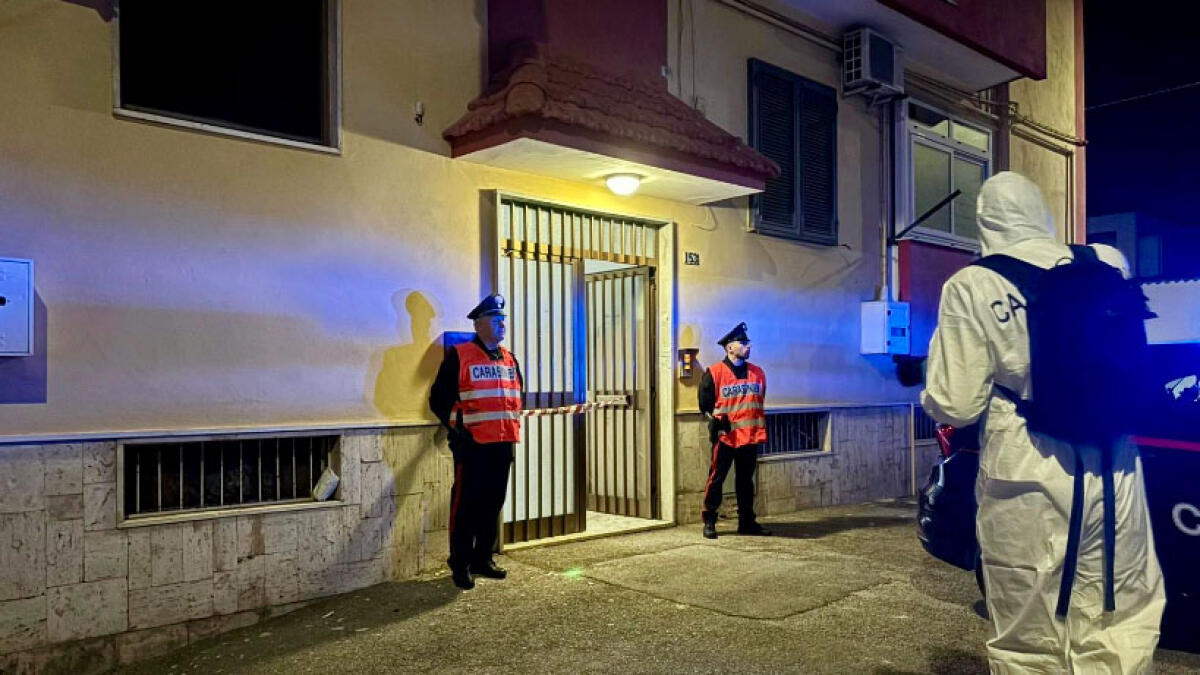 Terrore a Pompei, ferisce la moglie e si barrica in casa con i bambini - 