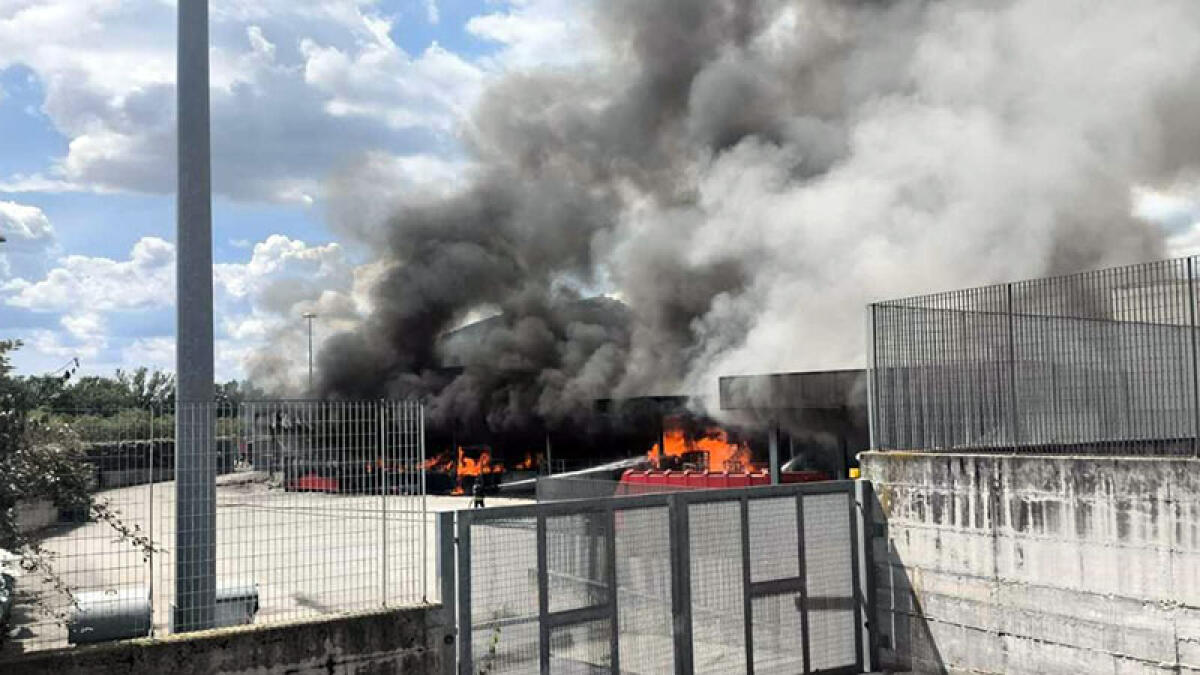 Violento incendio al centro commerciale - 