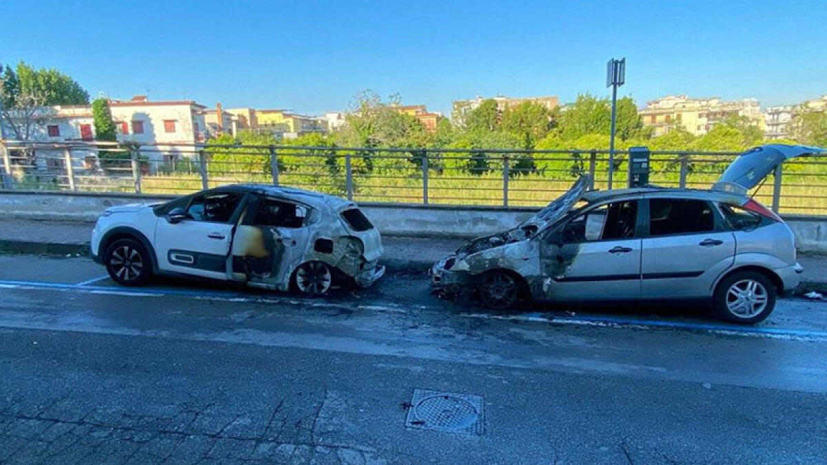 Auto in fiamme, paura nel cuore di Pompei - 