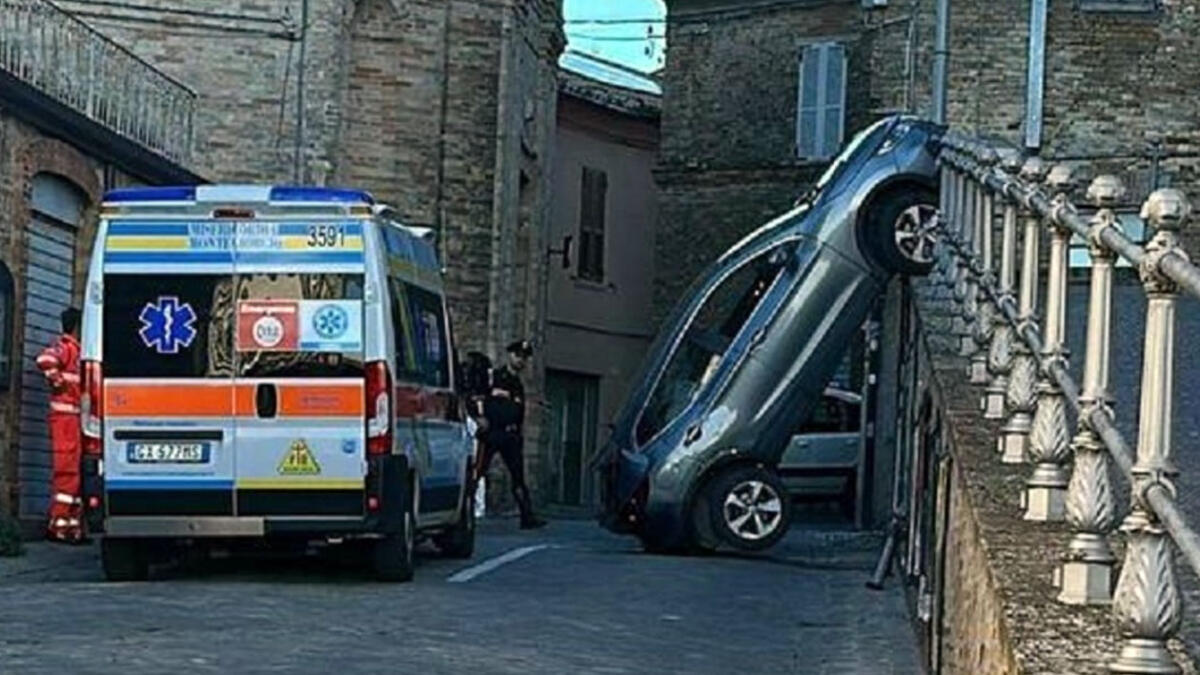 Il parroco vola giù con l'auto - 