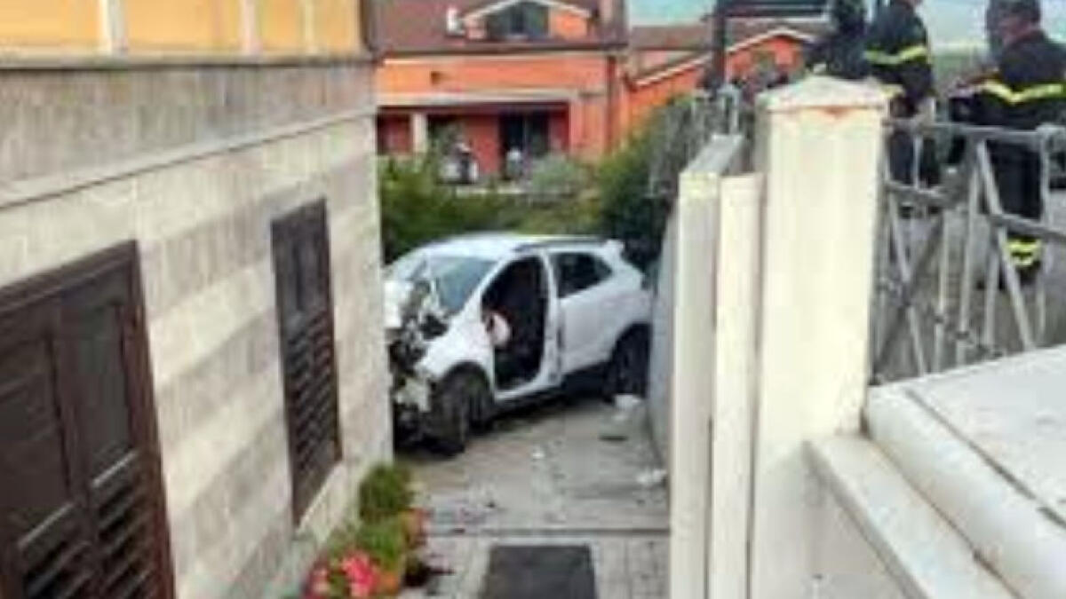 Vola con l'auto nel giardino di una casa - 