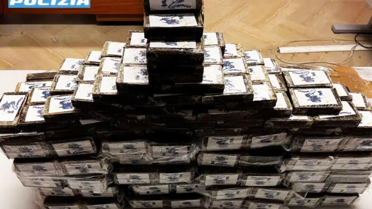 In viaggio sull'A16 con 50 chili di droga - 