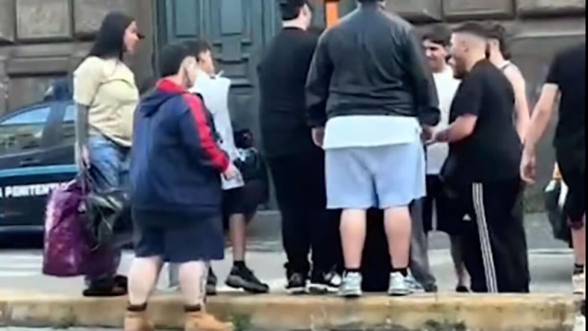 Escono dal carcere di Poggioreale e vengono accolti come star - 