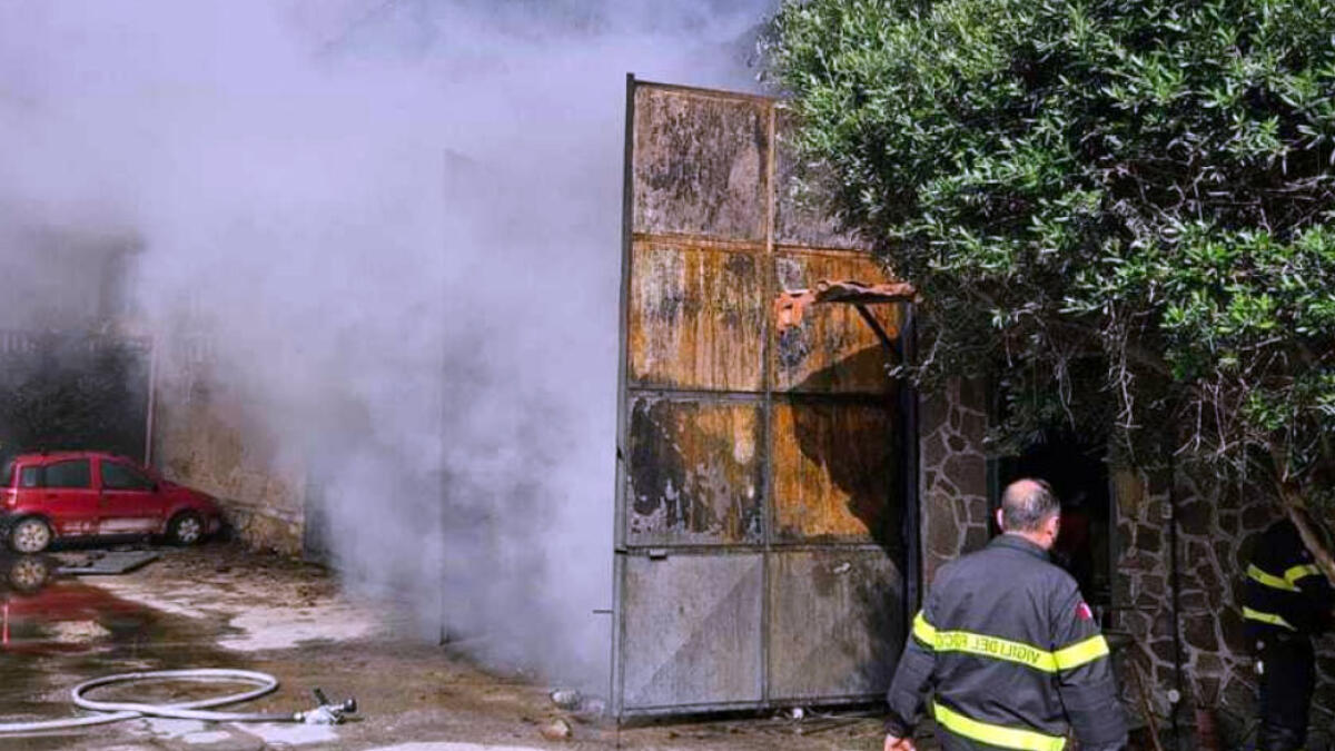 A fuoco tre industrie, fumo denso ed altissimo - 