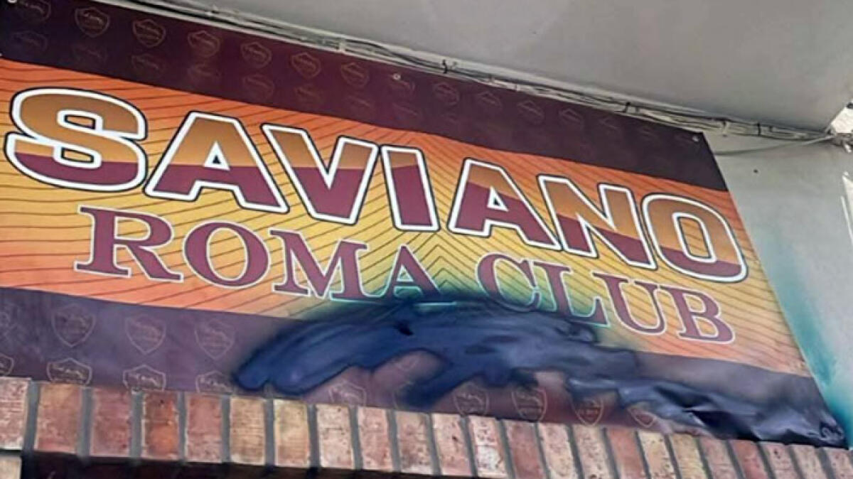 Bruciata la sede del Roma Club di Saviano - 