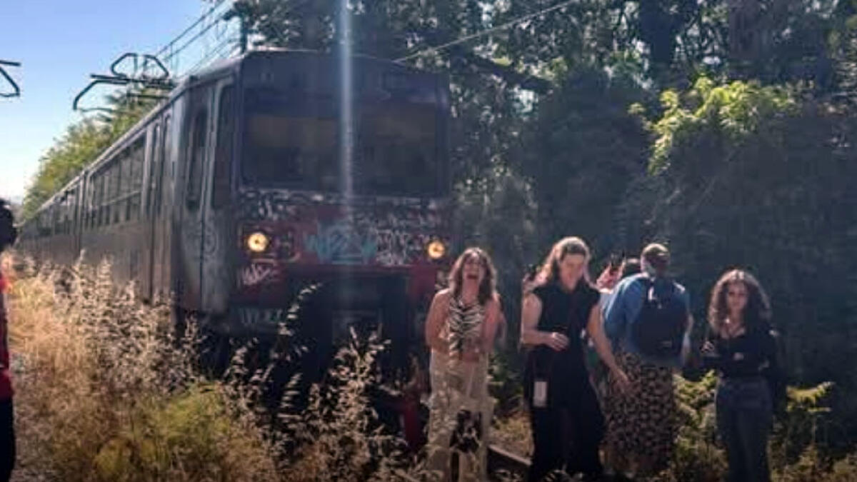 Fumo nei vagoni della Circumvesuviana, passeggeri sui binari - 