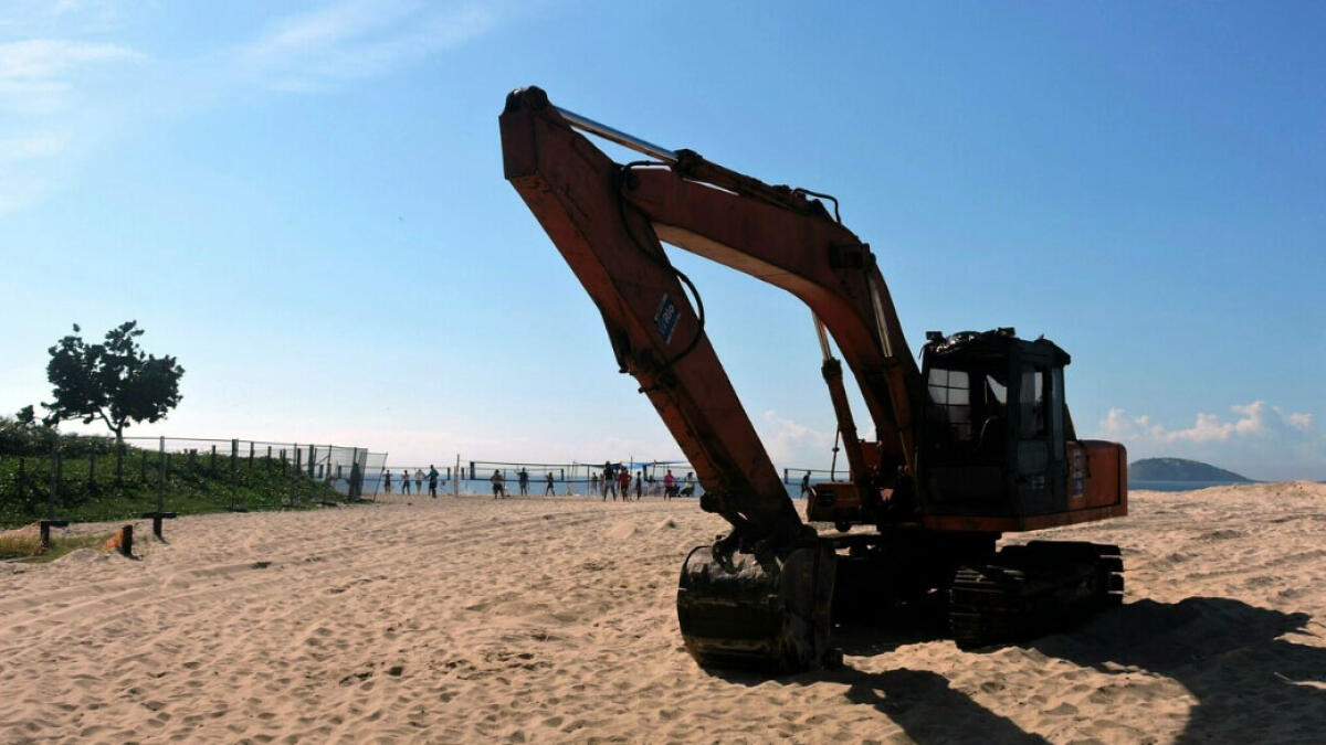 Donna muore investita da una ruspa in spiaggia - 