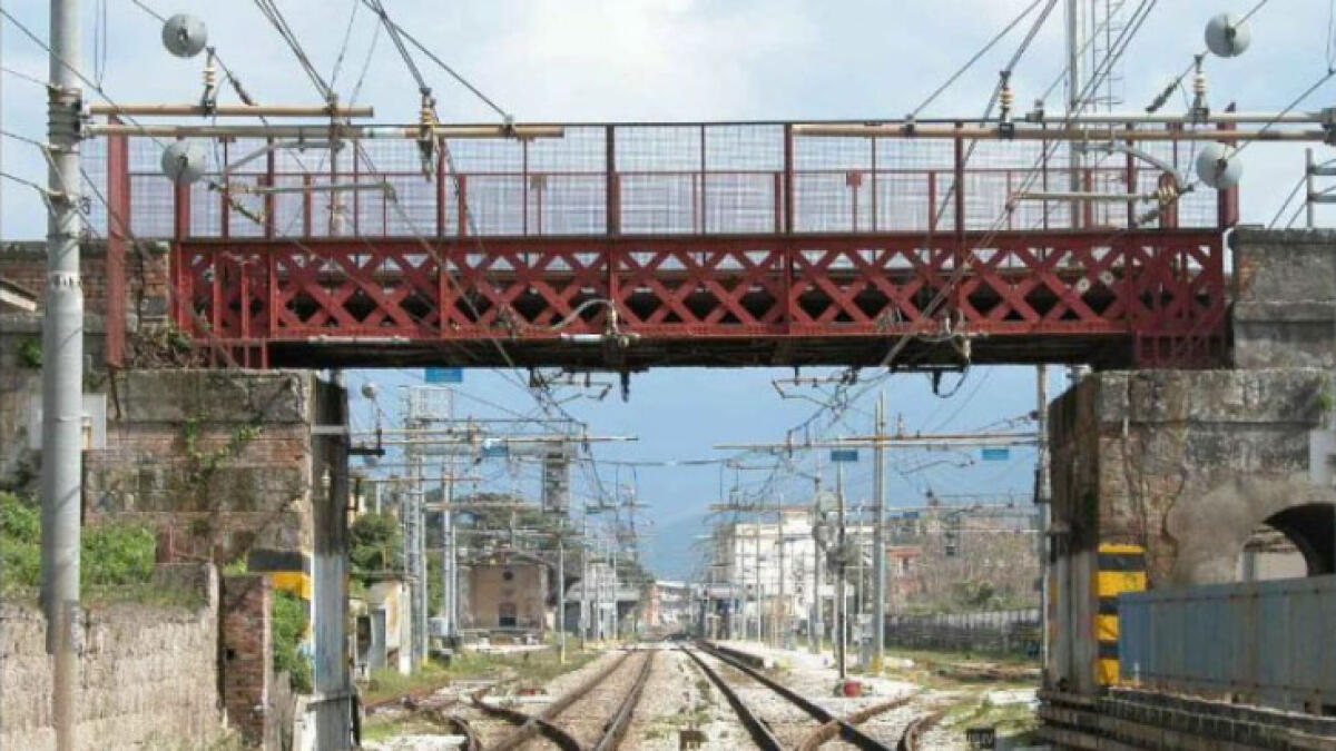 Circumvesuviana, abbattuto il cavalcavia sulla Napoli-Baiano - 