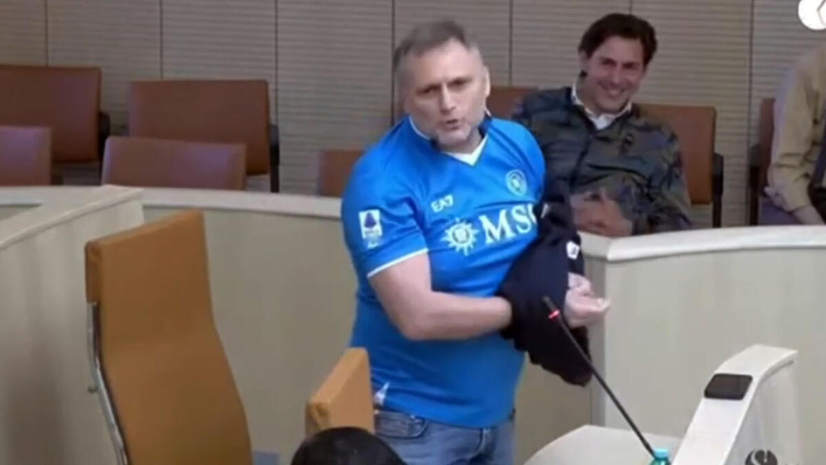 Il sindaco juventino impone il consiglio comunale, la protesta con la maglia del Napoli - 