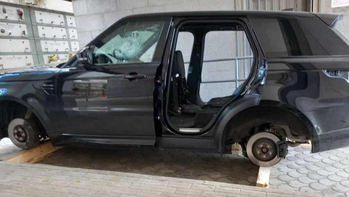 Auto razziata tra le nicchie del cimitero - 