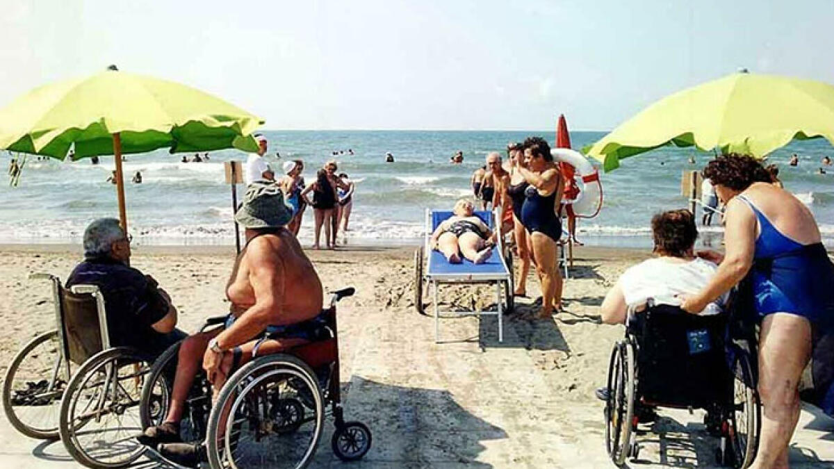 Lido impedisce a donna disabile di raggiungere il mare - 