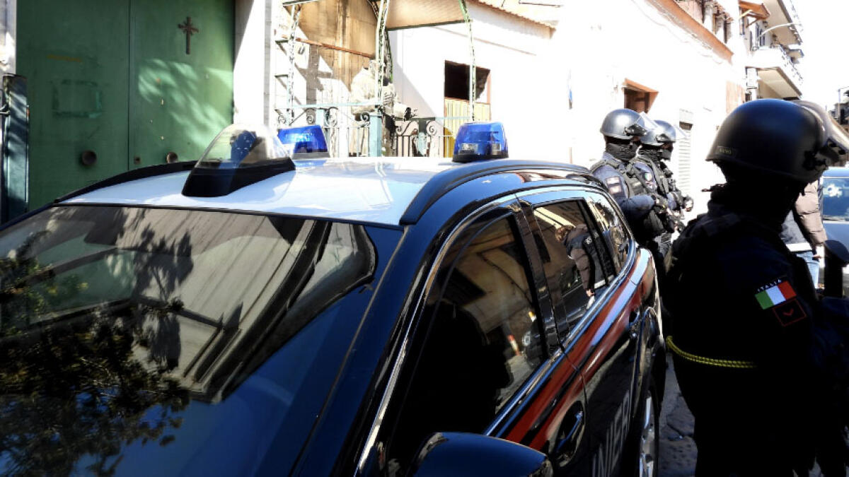 Droga nascosta nei loculi e spaccio nel cimitero - 