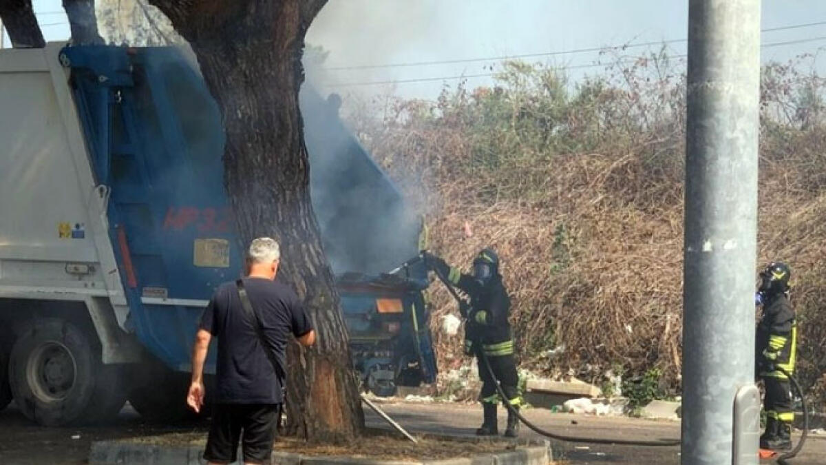 Camion dei rifiuti in fiamme mentre effettua la raccolta - 