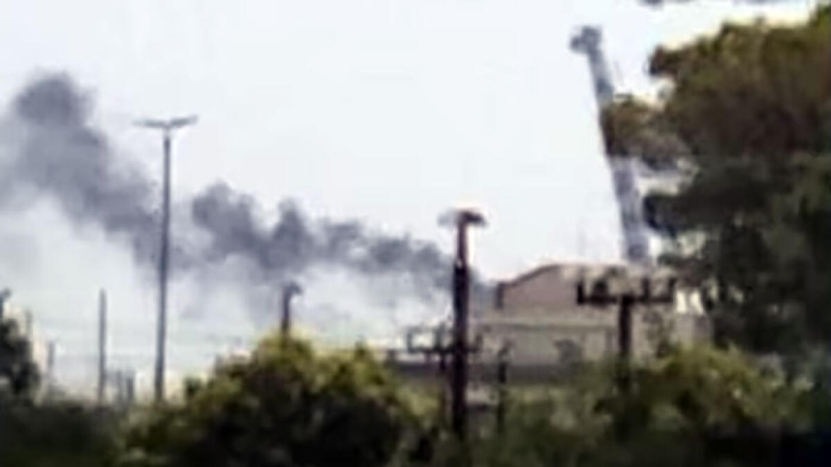 Fumo nero dal porto, i cittadini chiamano i pompieri - 