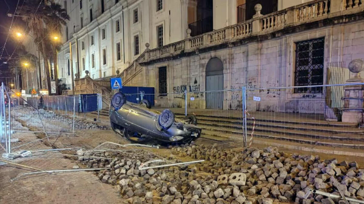 Auto si ribalta e finisce nel cantiere - 