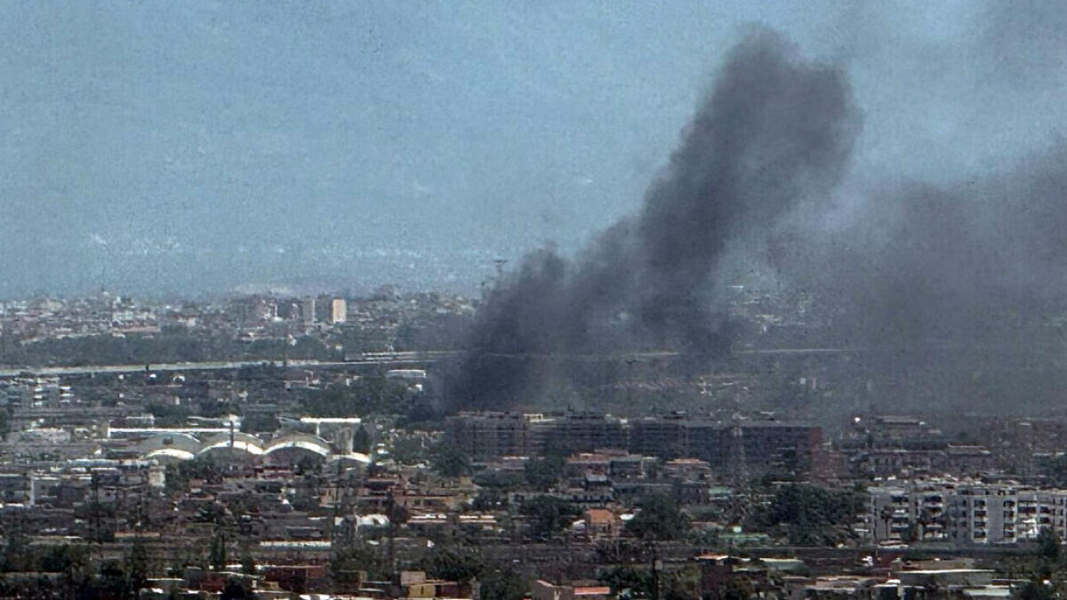 Grosso incendio nell'area vesuviana, nube di fumo altissima - 