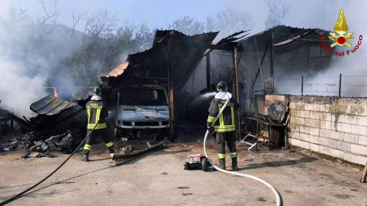 Dà fuoco in un deposito e scappa a piedi - 