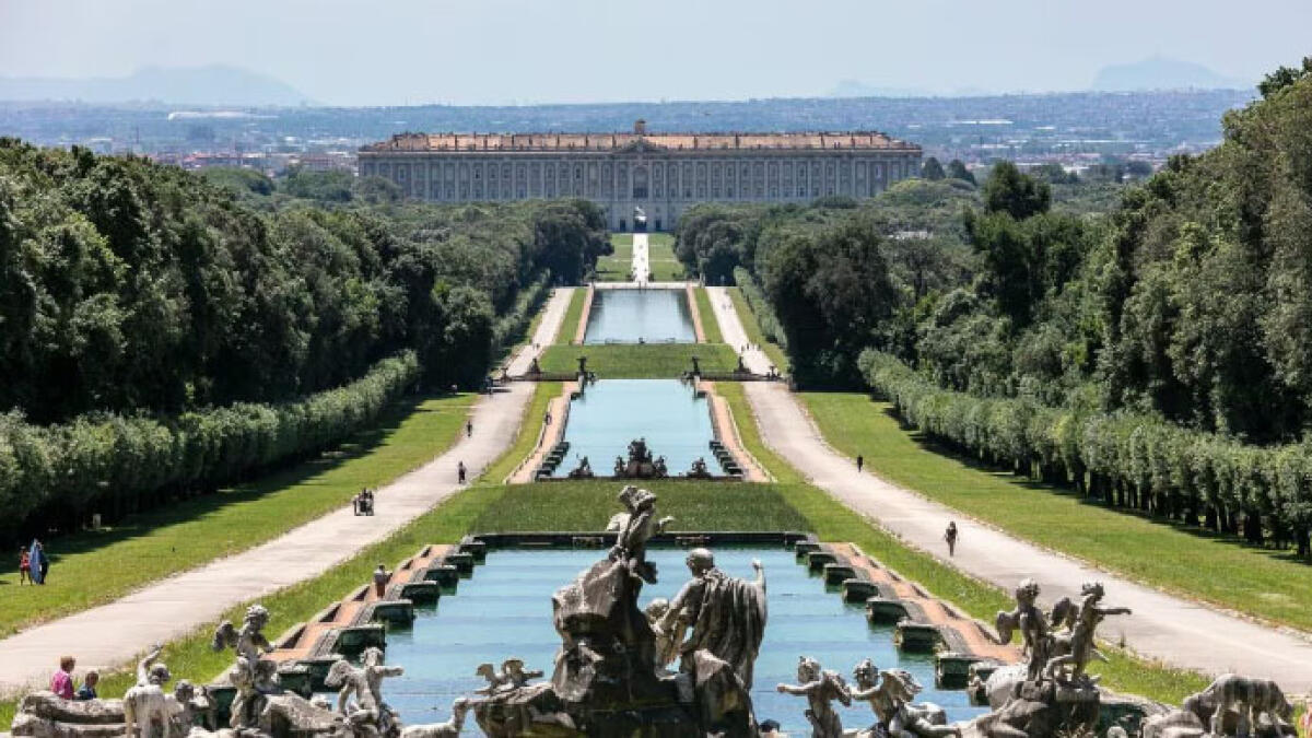 Malore alla guida del mezzo da lavoro, operaio danneggia la Fontana di Eolo - 
