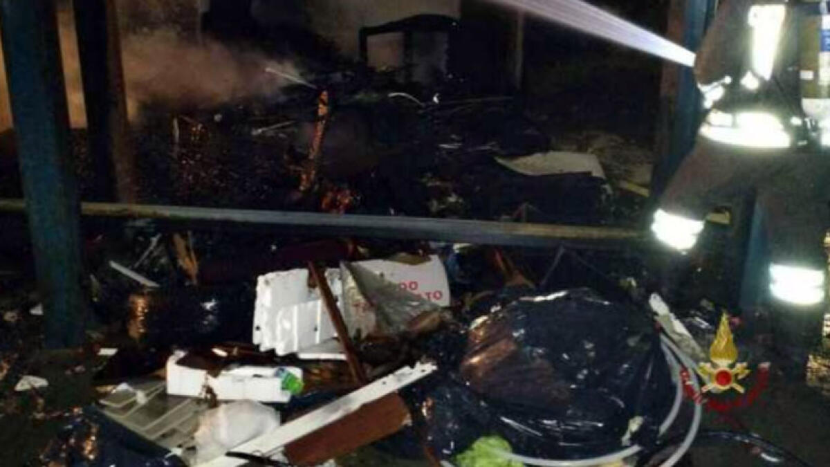 Bruciano gli elettrodomestici, in fiamme la cucina del ristorante - 
