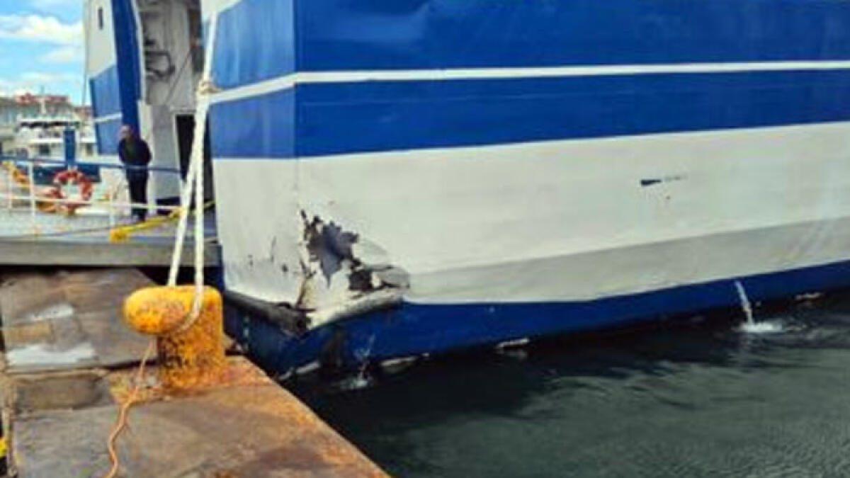 Traghetto finisce contro la banchina, paura e un ferito - 