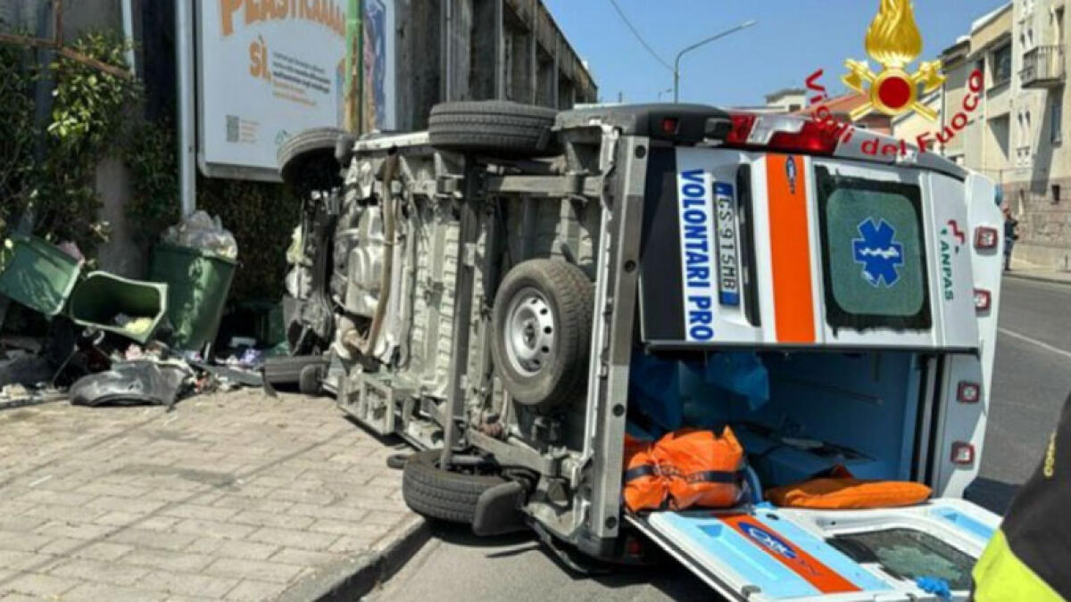 Ambulanza si ribalta con il ferito a bordo, tre feriti - 