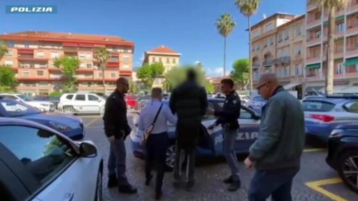 Immigrazione clandestina nei Paesi Vesuviani, sequestrata anche una Ferrari e una moto da 300mila euro - 