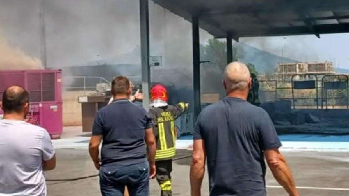 In fiamme l'isola ecologica a Santa Maria la Carità - 