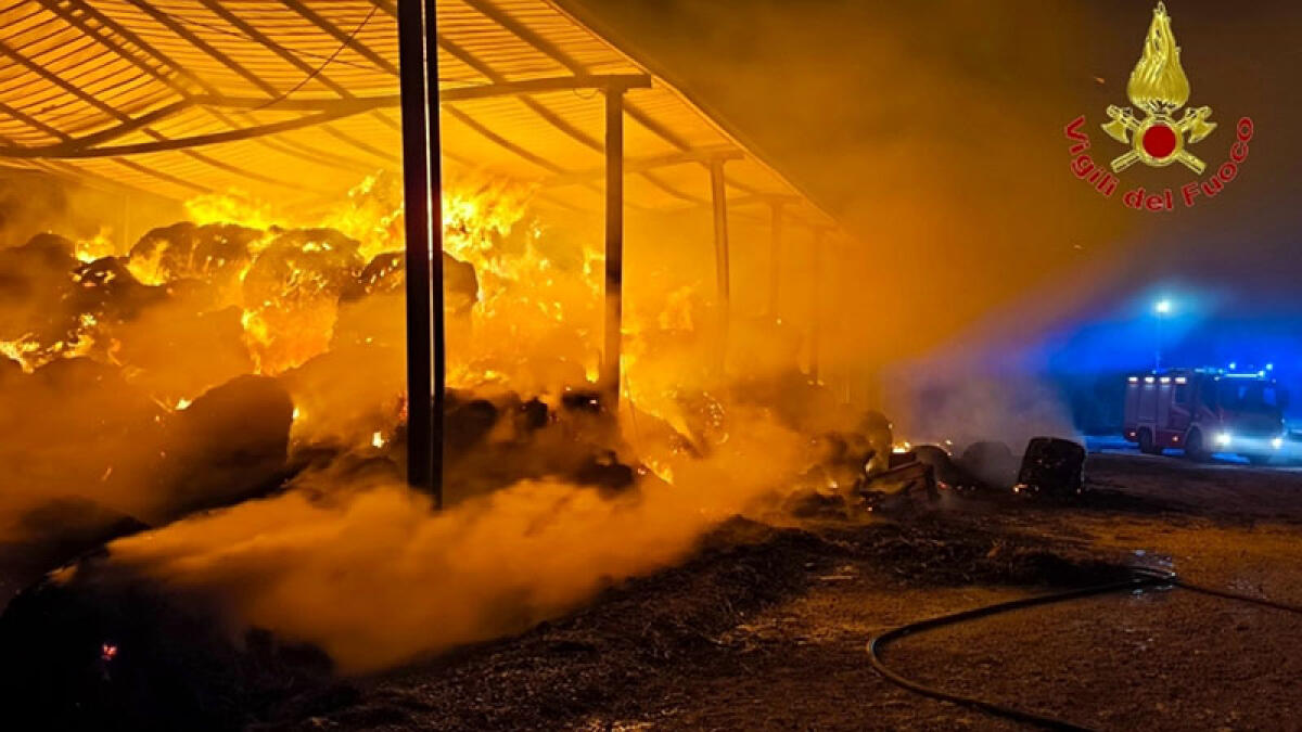 Carroattrezzi in fiamme, l'incendio è doloso - 