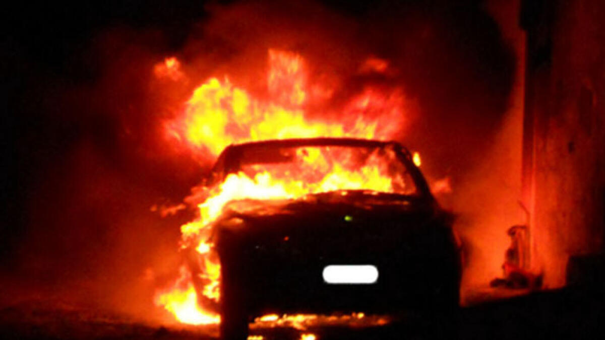 Uomo incappucciato brucia l'auto dell'assessore - 