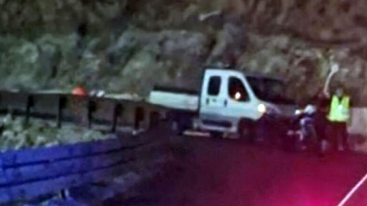 Fuoriesce zolfo e cede il manto stradale - 