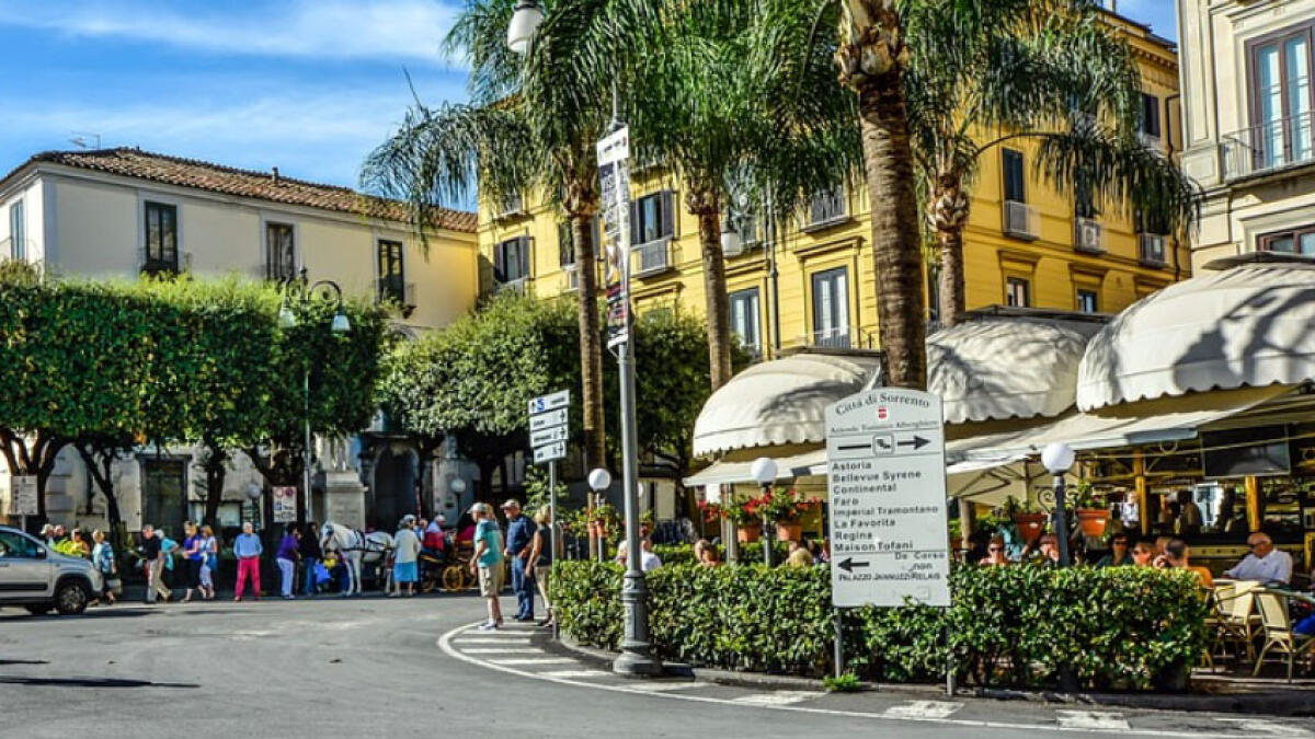 Bambina di 6 anni si perde tra la folla di turisti - 