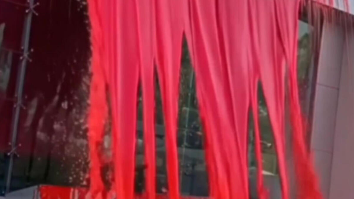 Paura e ironia al Maximall: fiume di vernice rossa cade giù dal tetto - 