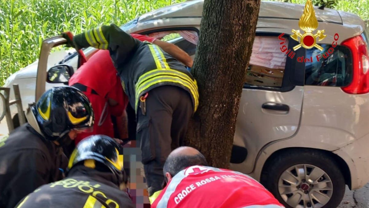 Auto si schianta contro un albero, donna estratta dalle lamiere - 