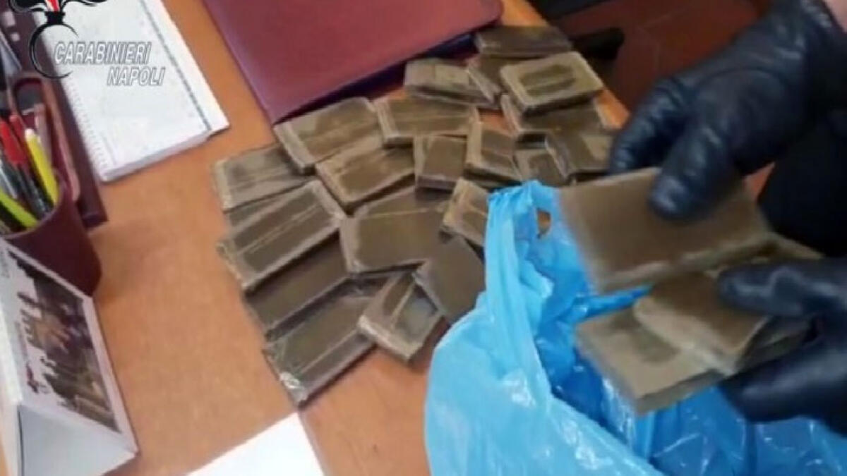 A piedi tra i Paesi Vesuviani trasportando 7 panetti di droga - 