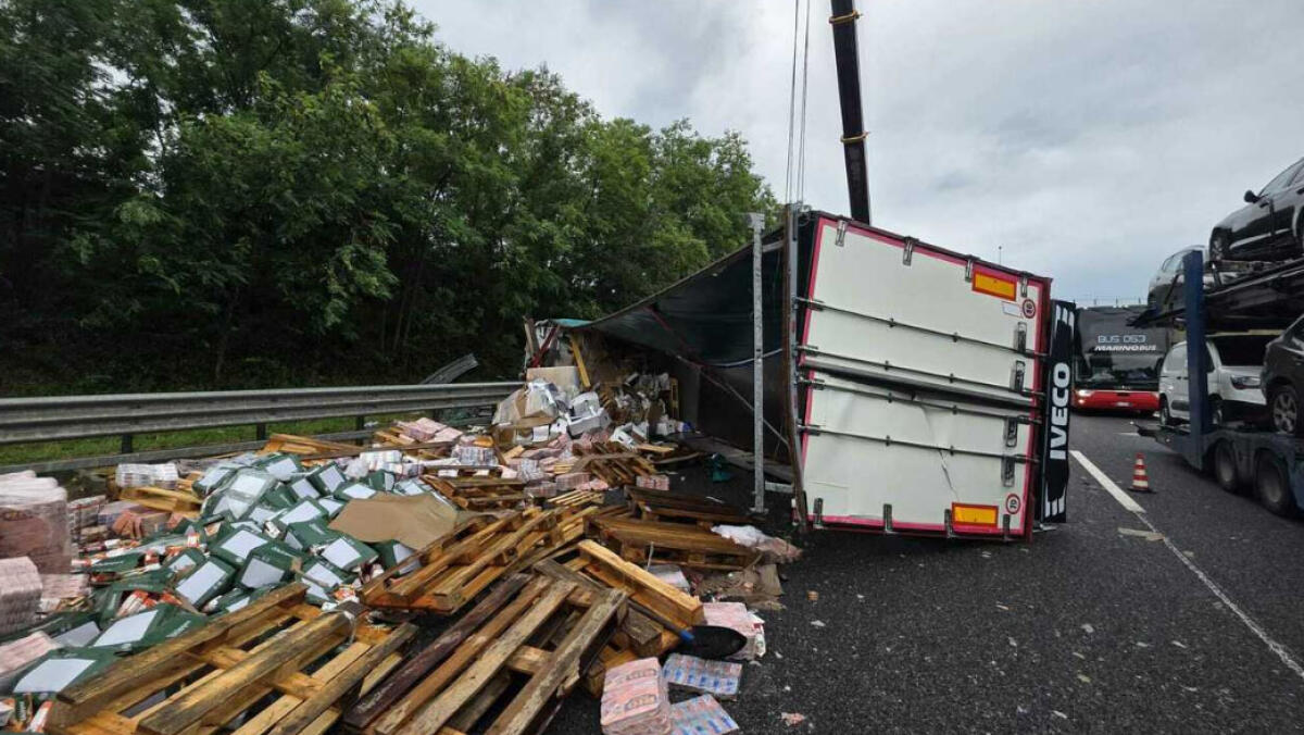 Tir si ribalta in autostrada e perde il carico - 
