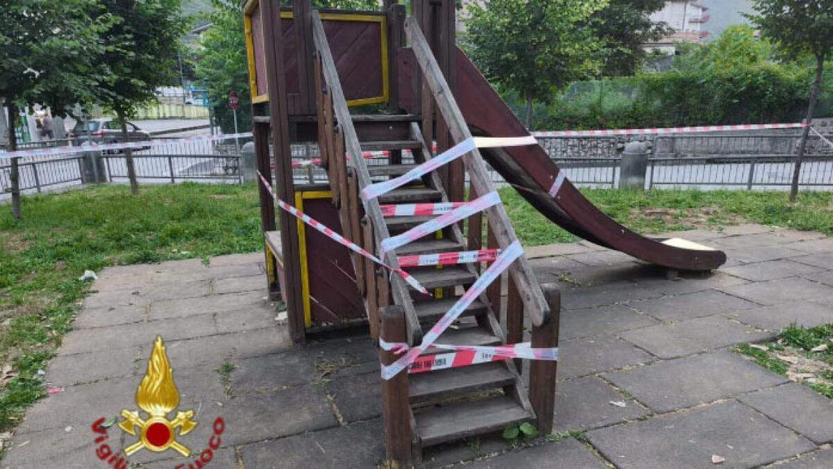 Bimbo di 4 anni incastrato nella lamiera dello scivolo - 